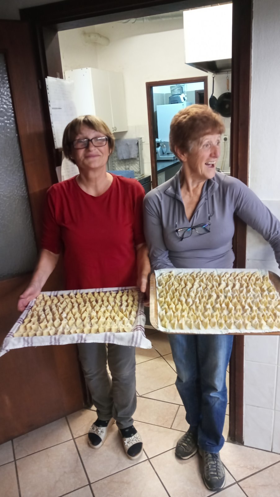 Fotografija: Upokojenke, ki so tudi izvrstne kuharice, so zavihale rokave in prevzele delo v koči. Na fotografiji sta Kanja (levo) in Tinka. FOTO: Zoran More
