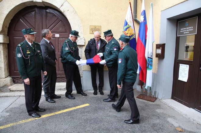 Člani OZVVS Sevnica ob odkritju spominske plošče na stavbi Trškega dvorca v Sevnici leta 2017 FOTO: Ljubo Motore
