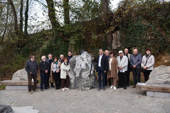 Ustvarjalci skulptur in člani društva Skulpte z županom in predsednico sveta KS Drska
