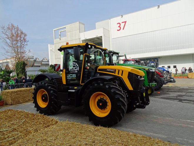 JCB Fastrac 4220 iCon je postal najbolj trajnostni traktor 2023. Kljub velikim dimenzijam je zelo okreten. Ima vgrajen sistem GPS in storitve integrirane povezljivosti, kar omogoča upravljanje voznega parka in vzdrževanje. Poglobljena optimizacija strojne in programske opreme naredi ta delovni stroj učinkovitejši, varnejši, udobnejši, bolj povezan, zanesljivejši. Njegova največja hitrost je 60 km/h, kar pomeni manj časa na cesti in več na njivi.
