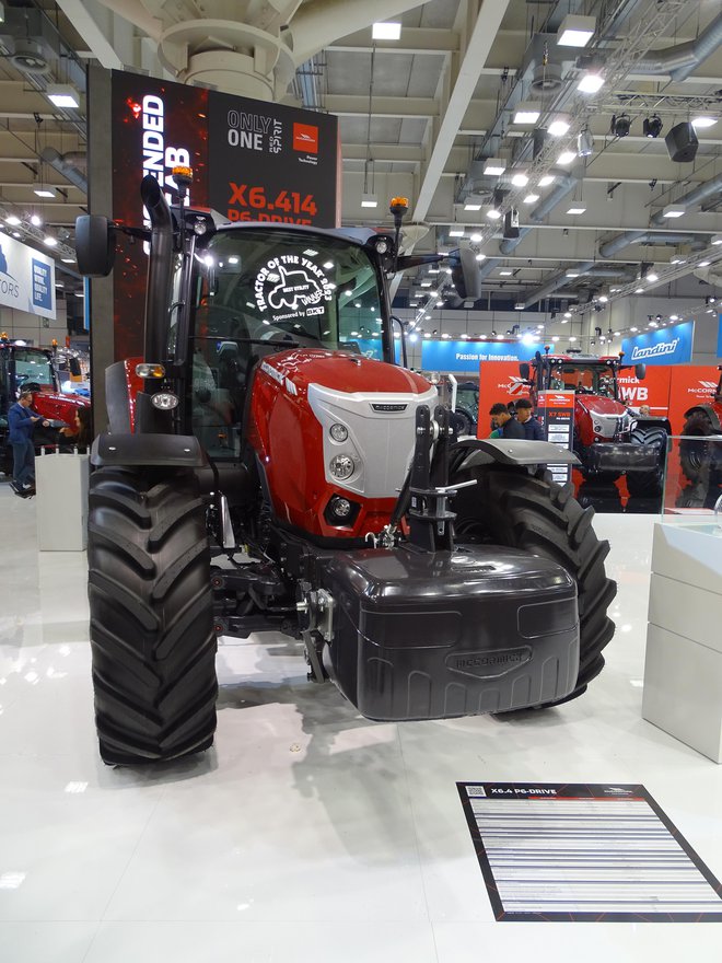 Najboljši vsestranski je McCormick X6.414 P6-drive. Eden glavnih poudarkov je avtomatizirani menjalnik powershift P6-drive lastne izdelave, ki ponuja šest prestav power shift v štirih stopnjah in 40 + 40 prestav, če ima vgrajene plazeče prestave. Kabina ima mehansko vzmetenje, ki v kombinaciji z vzmeteno prednjo osjo dodatno izboljša udobje pri vožnji. McCormick je tehnologije iz močnejših traktorjev prenesel tudi v ta segment.
