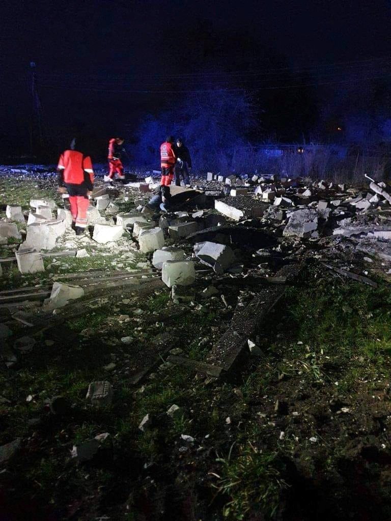 Fotografija: Preiskava mesta eksplozije v poljski vasi Przewodow. FOTO: Reuters
