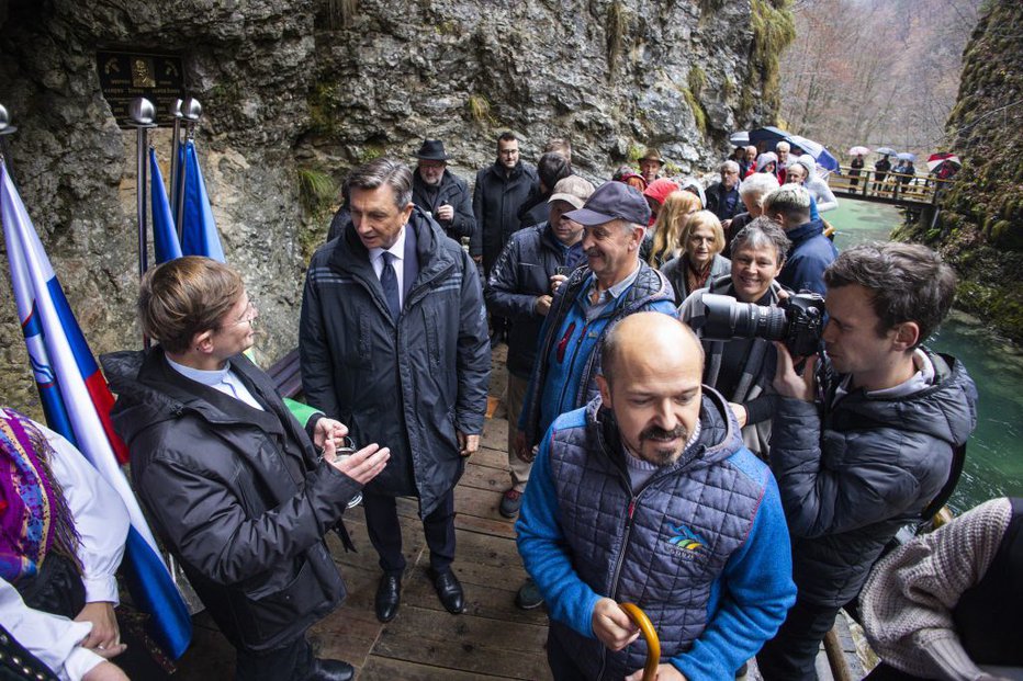 Fotografija: Predsednik republike Borut Pahor je obiskal sotesko Vintgar in odkril spominsko ploščo njenemu odkritelju Jakobu Žumru. FOTO: Bor Slana, STA
