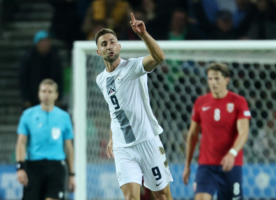 Fotografija: Slovenija je nazadnje igrala v Stožicah 24. septembra, ko je tudi z golom Andraža Šporarja premagala Norveško z 2:1. FOTO: Antonio Bronić/Reuters
