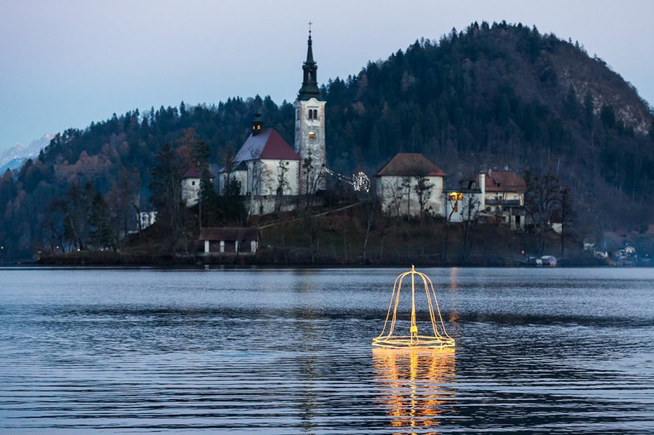 Fotografija: Na božični dan bo prikazana legenda o potopljenem zvonu. FOTO: arhiv Turizma Bled
