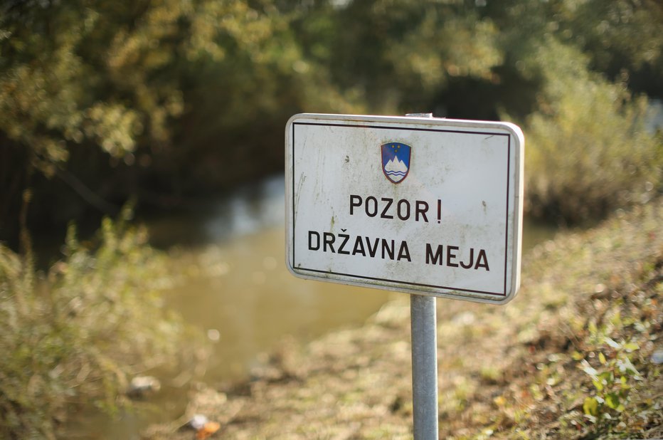 Fotografija: Ženski sta bili del peterice, ki je nezakonito prestopila državno mejo. FOTO: Jure Eržen
