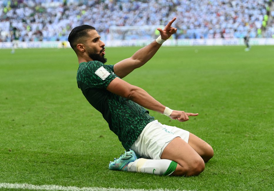 Fotografija: Takole je Saleh Al Šehri proslavil gol za zmago nad Argentino z 2:1. FOTO: Annegret Hilse/Reuters
