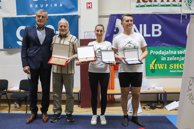 Nagrajencem Borisu Pircu, Sari Martinšek in Romanu Kraglu je čestital predsednik sokolske zveze Dušan Gerlovič.
