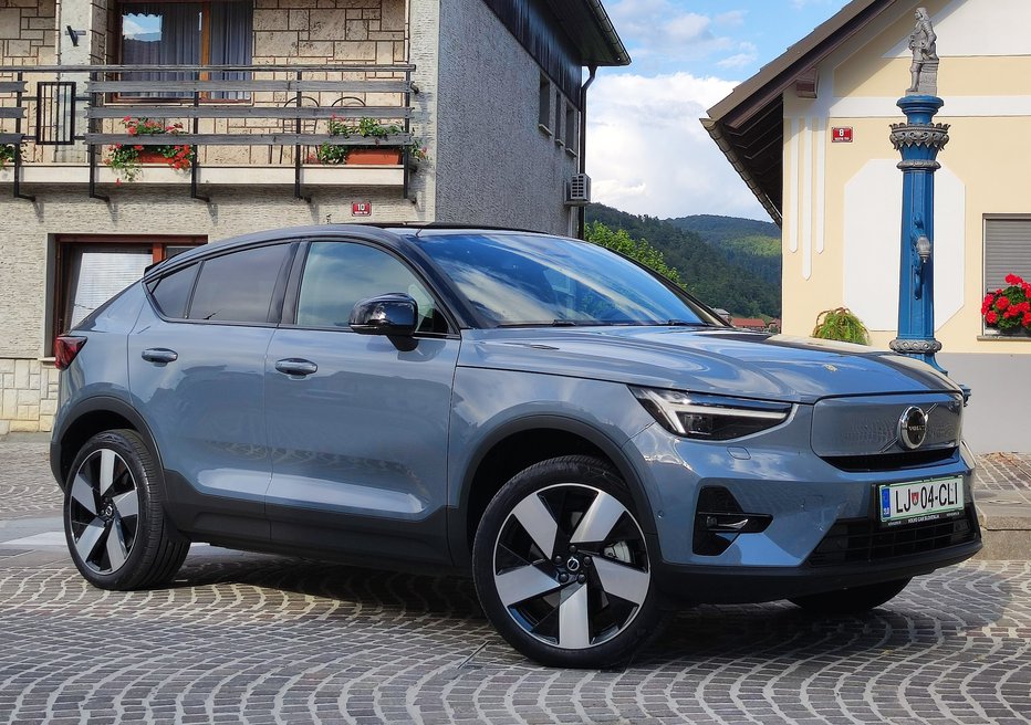 Fotografija: Volvo C40 recharge je kupejevski XC40 z električnim pogonom, ki ga spredaj izdaja pokrita maska hladilnika. FOTOGRAFIJI: Boštjan Okorn
