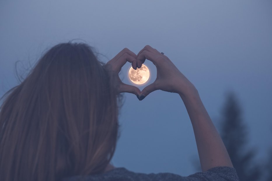 Fotografija: Luna v vodnarju bo pospešila dogajanje, poklicali bomo prijatelje, klepetali.  FOTO: Zoff-photo Getty Images/istockphoto
