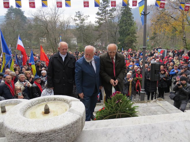 Predstavniki borčevskih organizacij so položili venec k spomeniku padlih borcev. Na fotografiji (od leve) Bojan Pahor, podpredsednik slovenske borčevske organizacije, Dragan Mitov Đurović, generalni sekretar črnogorskih borcev, in Sead Đulić, predsednik borčevske organizacije BiH. FOTOGRAFIJE: BOJAN RAJŠEK
