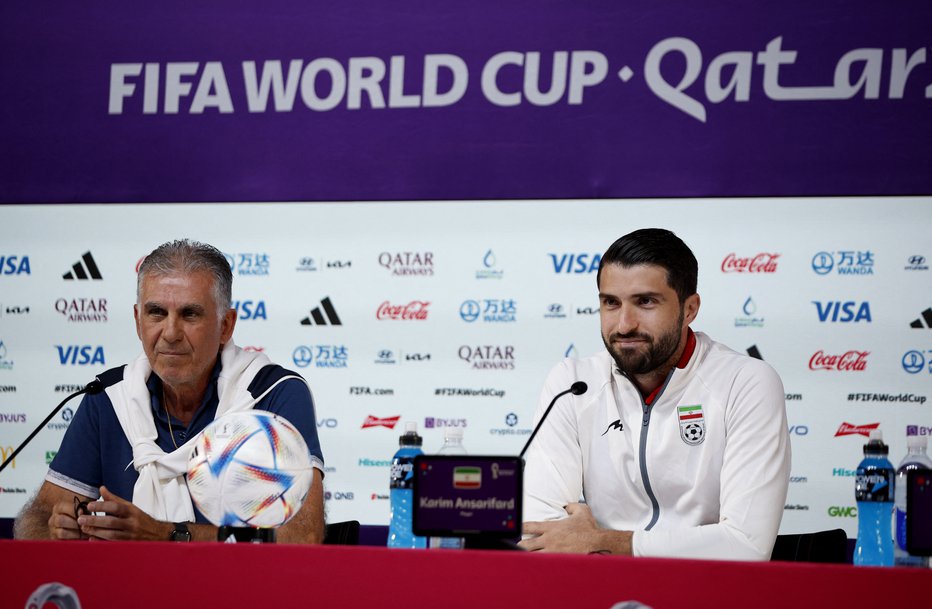 Fotografija: Iranski selektor Carlos Queiroz in reprezentant Karim Ansarifard sta bila kljub izzivanju iz ameriškega tabora odlično razpoložena. FOTO: John Sibley/Reuters
