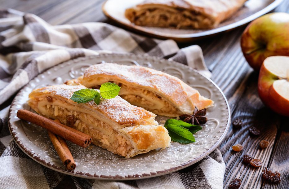 Fotografija: Jabolka s cimetom v dišečem zavitku FOTO: Noirchocolate/Getty Images
