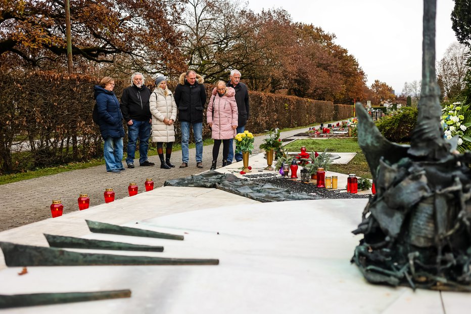 Fotografija: Svojci so razočarani, da spomenik očistijo samo ob obletnici, sicer pa žalostno propada. FOTO: Črt Piksi
