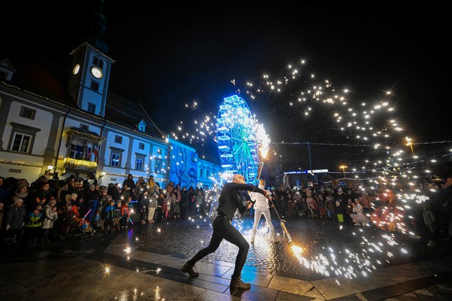 Ulične predstave z ognjem so dobro obiskane, tokrat je nastopala skupina Exquisites.
