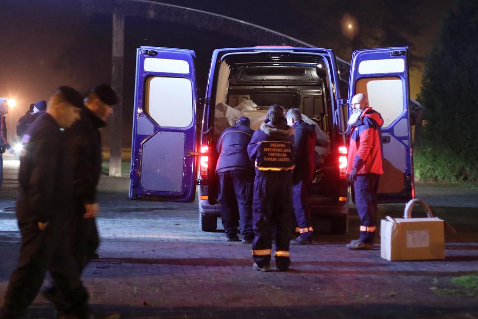 Fotografija: Letalo je strmoglavilo med vadbenim poletom, oba pilota pa sta se pravočasno izstrelila. FOTO: Luka Stanzl, Pixsell
