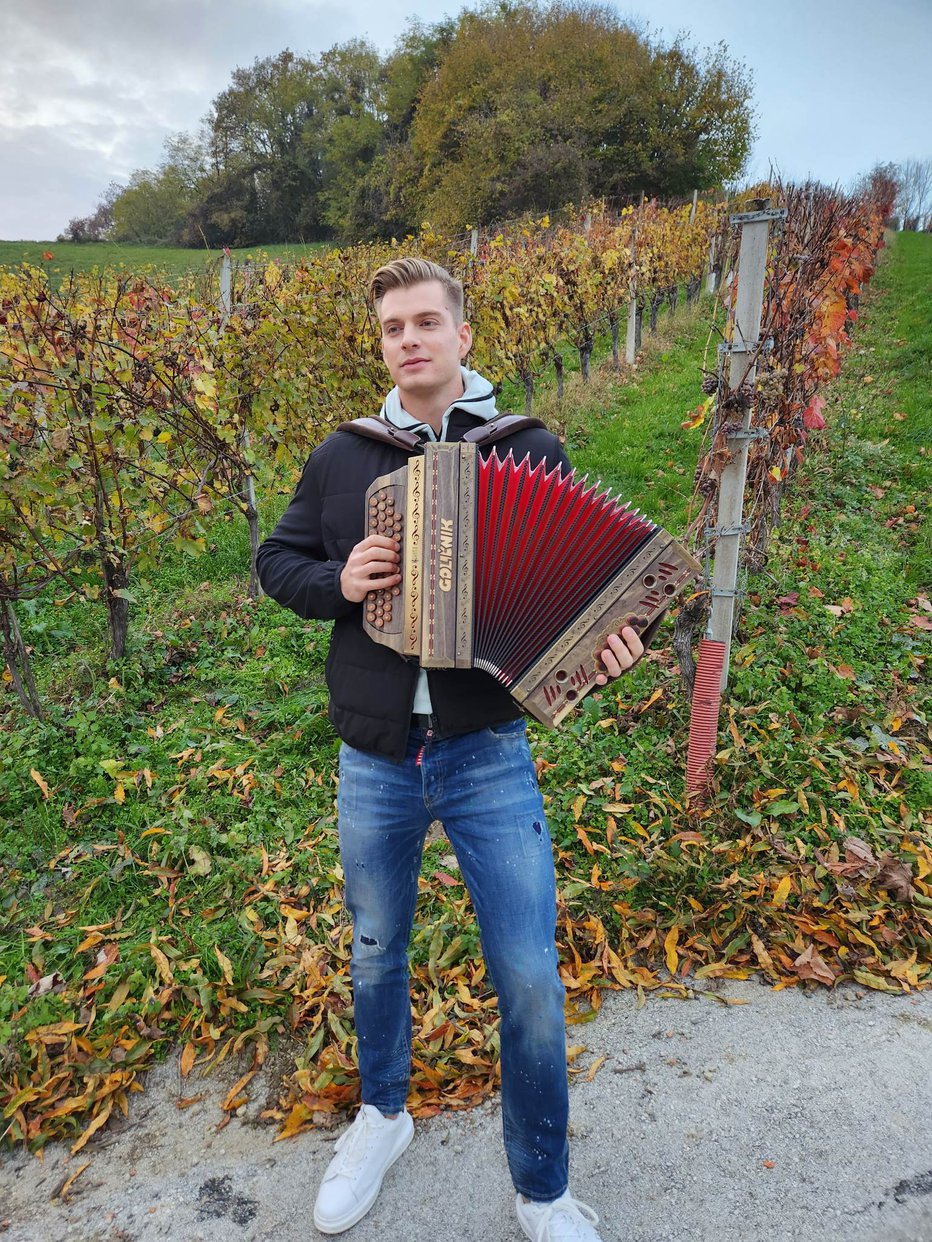 Fotografija: Blaž Kričej Režek še ne zna igrati. Fotografiji: osebni arhiv
