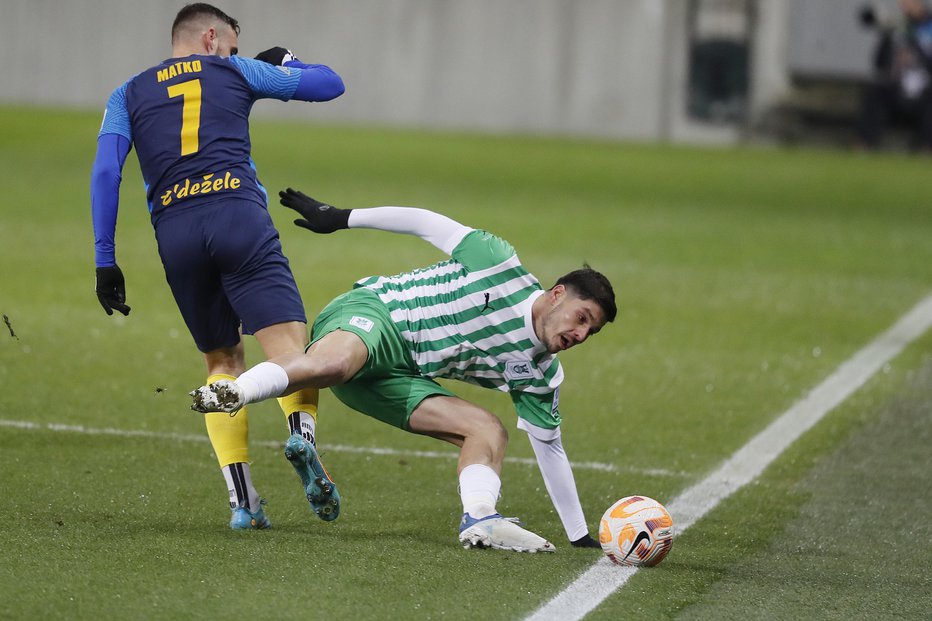 Fotografija: Agustin Doffo (desno) je na trnih pred jutrišnjo tekmo Argentine z Nizozemsko v Katarju, toda najprej bo moral v Stožicah opraviti z Muro. FOTO: Leon Vidic
