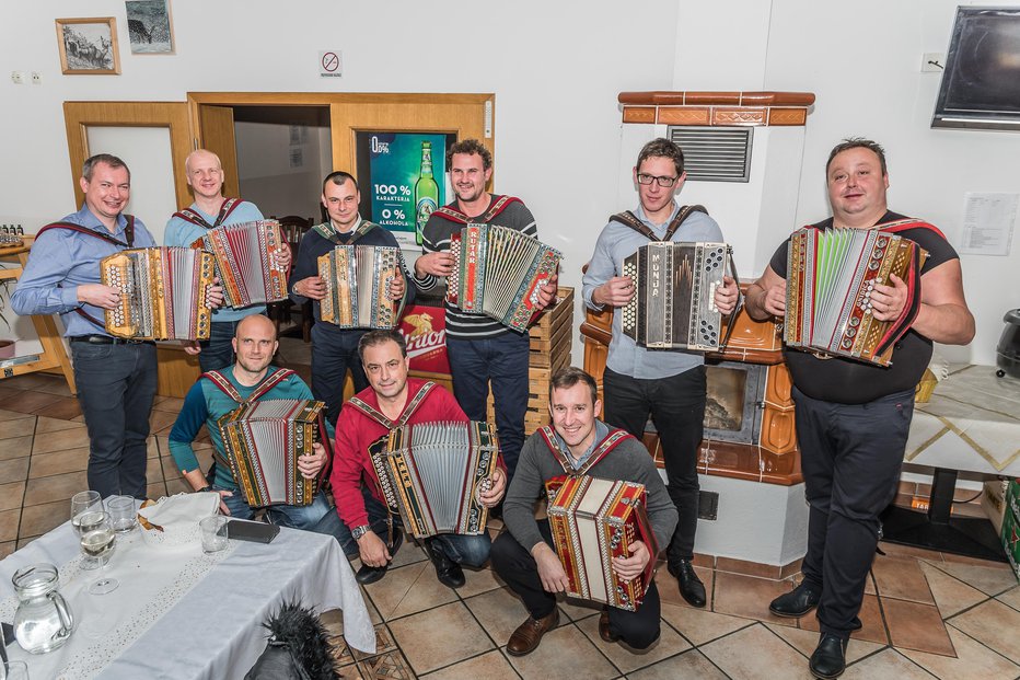 Fotografija: Osem učencev in Toni Sotošek so na srečanju v gostilni Kragl pri Sevnici seveda tudi zaigrali. Foto: osebni arhiv
