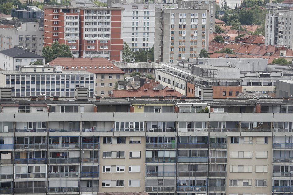 Fotografija: Izkazani dohodki družine niso omogočili nakupa stanovanj. FOTO: Leon Vidic
