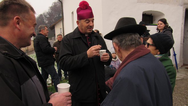 Župnik Franc Vidmar v pogovoru s krajani
