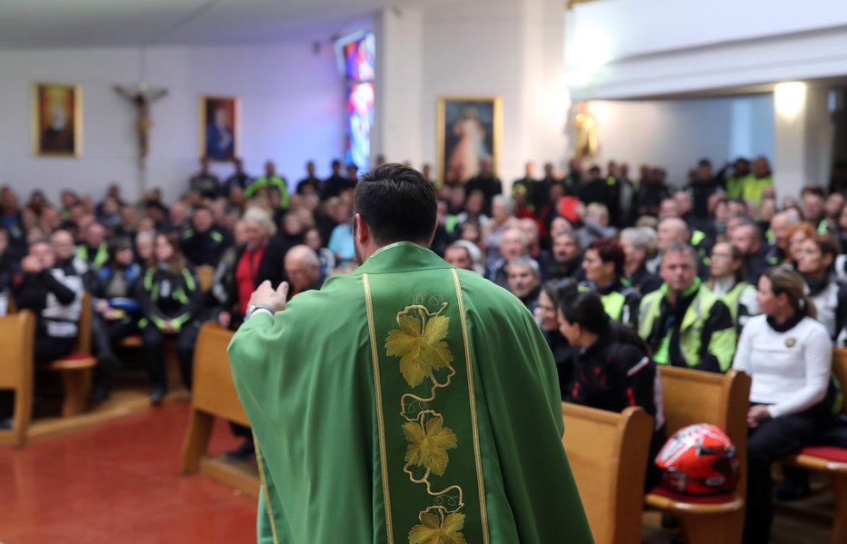 Fotografija: Rad mašuje pred velikim ali pa malim občestvom. Foto: Dejan Javornik
