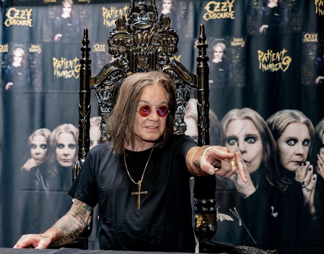 Preprosto ga sovraži

Tudi kontroverzni pevec Ozzy Osbourne ni ljubitelj decembrskih prazničnih dni. Najbolj na živce mu gre njihova komercializacija: »Sovražim odvijanje daril. Kakšna izguba papirja. Sovražim božič. Vse se ustavi. Ko sem še pil, sem imel vsaj še en razlog za opijanje. Sedaj ga samo sovražim.«
