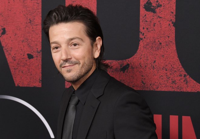 Le praznik potrošništva

Igralec, režiser in producent Diego Luna meni, da božič ni pristen praznik: »Sovražim spodbujanje potrošništva in sovražim, da smo prisiljeni početi nekaj, kar se ne počne v nobenem drugem delu leta,« je svoj pogled na decembrske praznike zaupal v pogovoru leta 2010.
