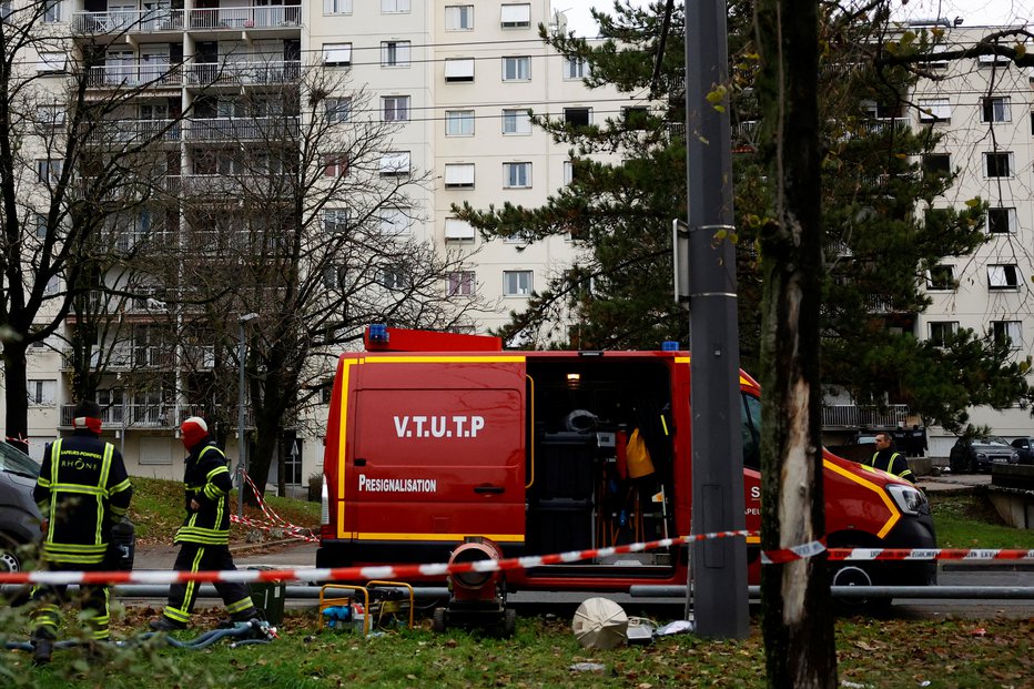 Fotografija: Kar 170 gasilcev se je moralo do jutra bojevati s smrtonosnimi ognjenimi zublji. FOTO: Sarah Meyssonnier, Reuters
