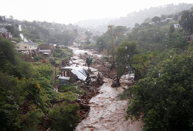 Poplave so vzele več kot 400 življenj, uničile infrastrukturo in prinesle E. coli. FOTOGRAFIJI: Rogan Ward/Reuters
