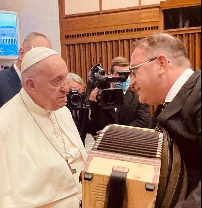 Zagotovo je eden redkih, če ne edini slavni harmonikar, ki je zaigral papežu Frančišku in mu podaril harmoniko. 
