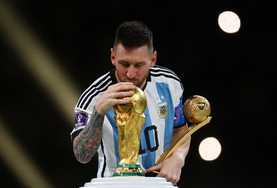 Fotografija: Messi se je 18. decembra 2022 vpisal med nesmrtne. FOTO: Kai Pfaffenbach, Reuters
