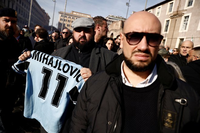 Mihajlovićevi podporniki. FOTO: Guglielmo Mangiapane Reuters
