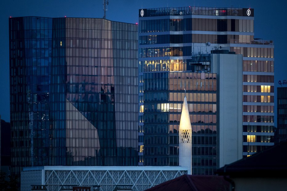 Fotografija: V hotelu Intercontinental se je sprožil alarm. FOTO: Matej Družnik
