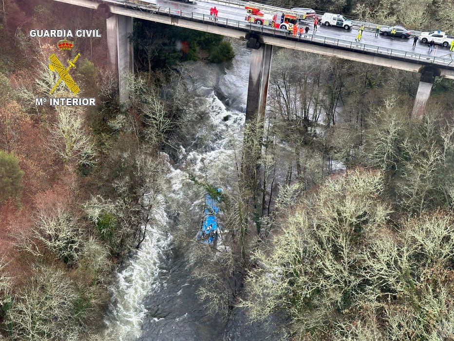 Fotografija: Reševalci na kraju nesreče. FOTO: Guardia Civil Via Reuters
