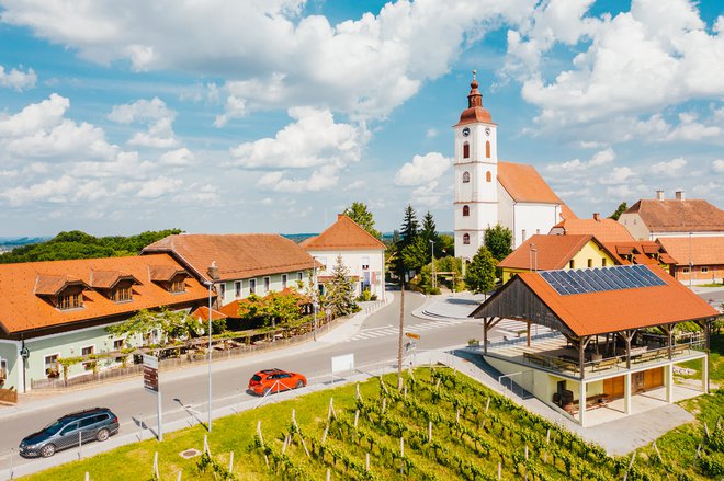 Gostilna Eder stoji na čudoviti lokaciji z razgledom na Pohorje, Boč, Jeruzalem in Avstrijo.
