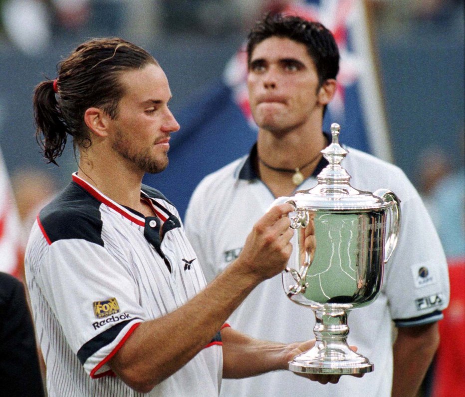 Fotografija: Mark Philippoussis (v ozadju) spremlja slavje Patricka Rafterja v New Yorku. FOTO: Jeff Christensen, Reuters
