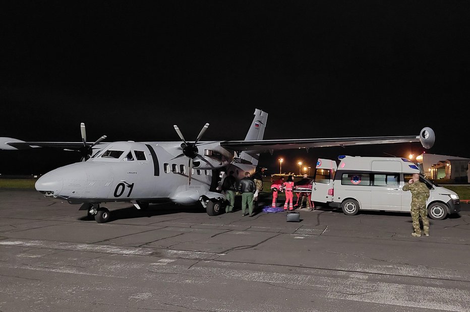 Fotografija: Ranjenca s spremljevalcem je v Slovenijo prepeljalo transportno letalo Slovenske vojske L-410 turbolet. FOTO: Borut Podgoršek, Mors
