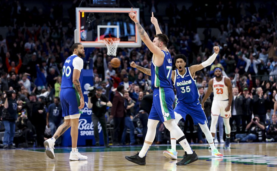 Fotografija: Luka Dončić proslavlja s soigralci, ki so ga z navdušenjem kasneje pričakali tudi v slačilnici. FOTO: Kevin Jairaj/USA Today Sports
