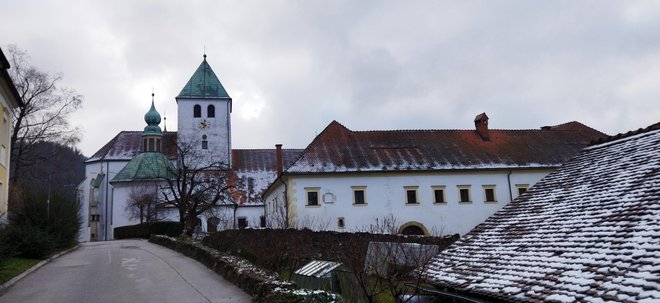 Cerkev svetega Martina in grad.
