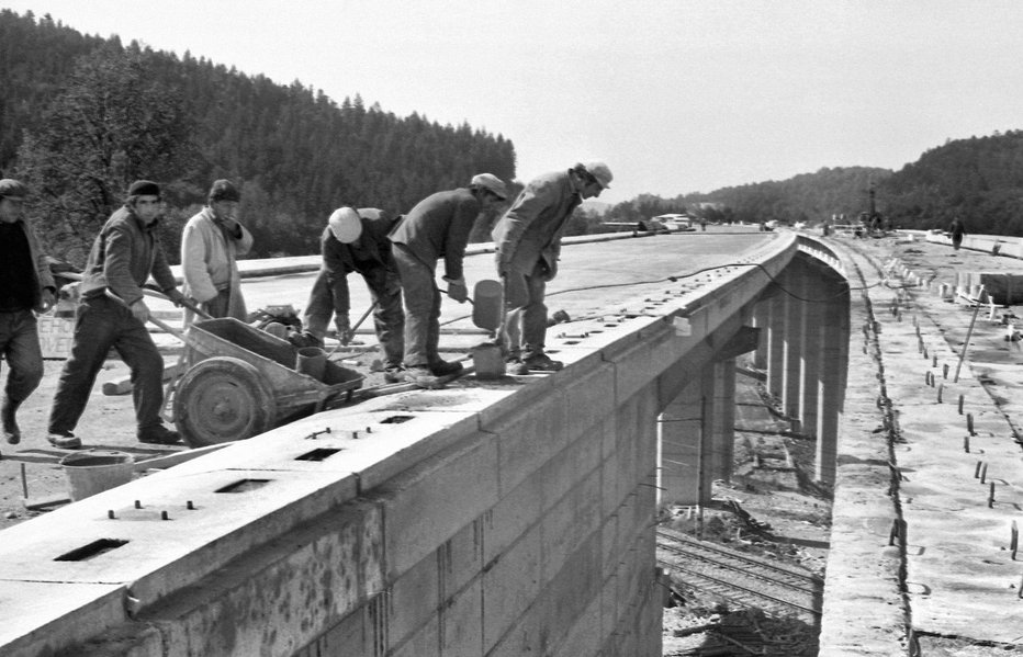 Fotografija: Gradbena dela na viaduktu Ravbarkomanda, jesen 1972. FOTO: Marjan Ciglič
