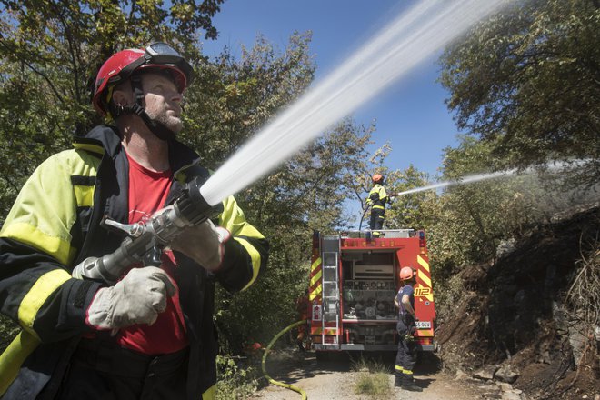 Junaki leta!
Gasilci z vseh koncev in krajev so spisali eno najlepših in najbolj navdihujočih zgodb, ko so združili moči in požrtvovalno gasili goreči Kras.
