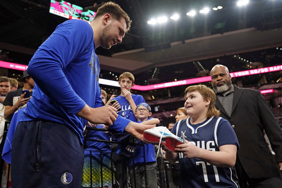 Fotografija: Luka Dončić deli avtograme. FOTO: Scott Wachter Usa Today Sports
