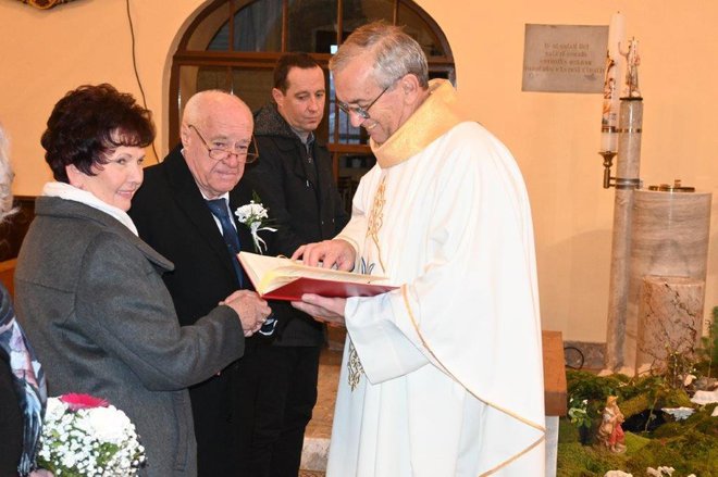 Vnovična zaobljuba pred domačim župnikom FOTOGRAFIJE: Oste Bakal
