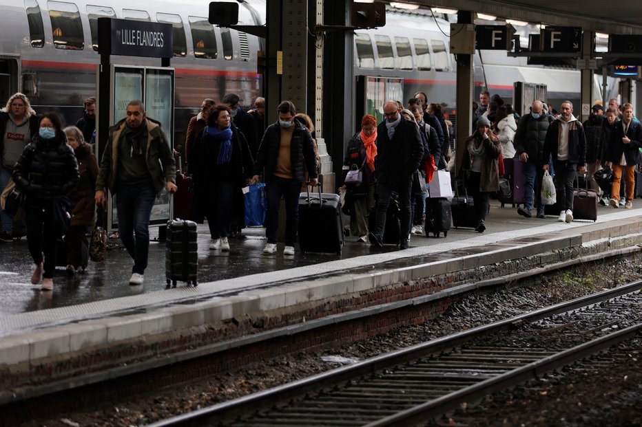 Fotografija: Bombe je odvrgel tako, da se bodo potniki nagnetli v del vagona, kjer jih bo lažje pobijal. FOTO: Pascal Rossignol, Reuters
