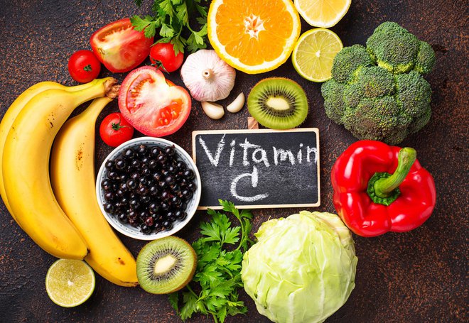 S toplotno obdelavo delež vitamina zmanjšamo, zato kar največkrat uživamo sveža živila. FOTO: Yulka3ice Getty Images/istockphoto
