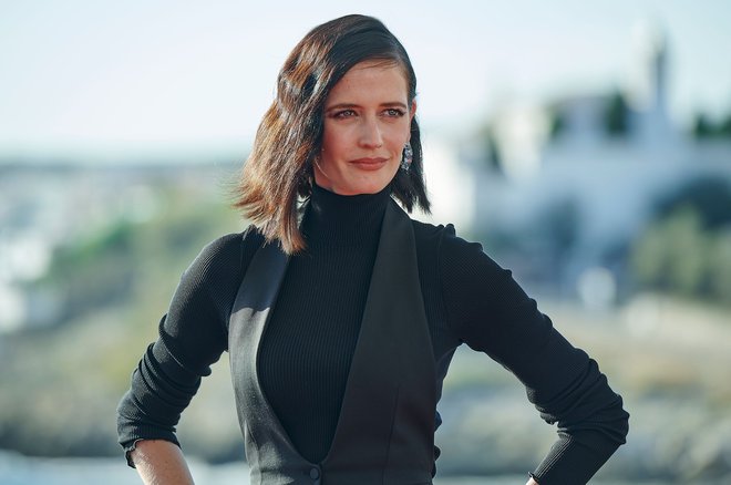 Lahko bi bili tesni sodelavki

Igralka francoskega rodu Eva Green in njena sestra dvojčica Joy sta si po značaju zelo različni. Joy si nikoli ni želela igrati, čeprav bi bila, je prepričana njena sestra, v tem odlična in bi lahko bili izjemni sodelavki. Eva zaradi snemanj veliko potuje, Joy se z možem v Normandiji ukvarja s konji, a sta sestri kljub razprtijam v otroštvu danes tesno povezani.
