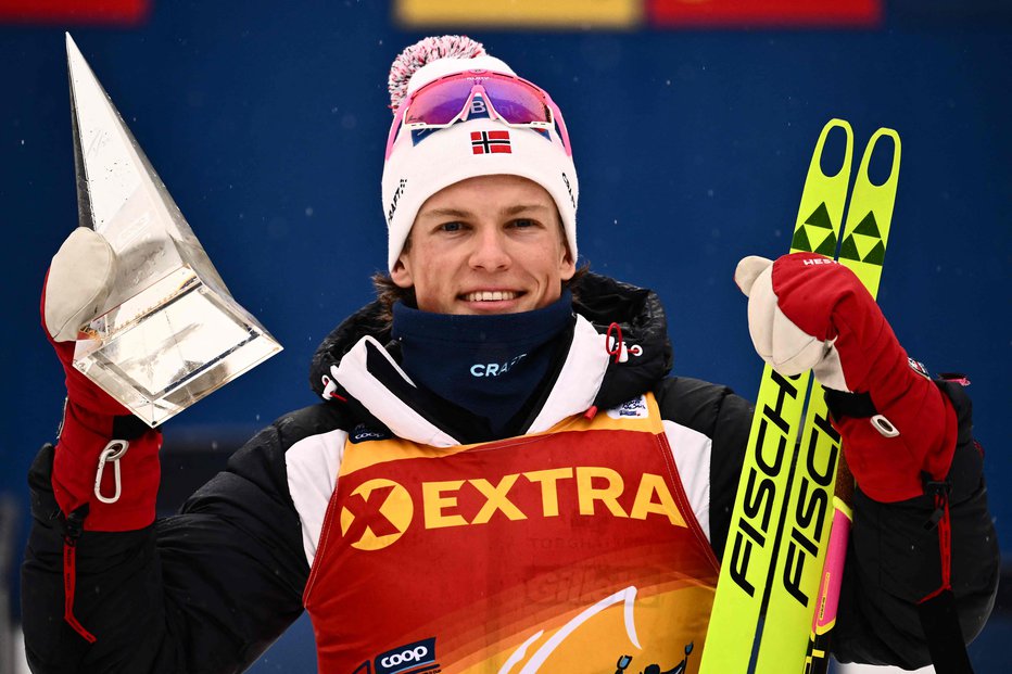 Fotografija: Johannes Høsflot Klæbo je tretjič zmagal na turneji Tour de Ski.  FOTO: Marco Bertorello Afp
