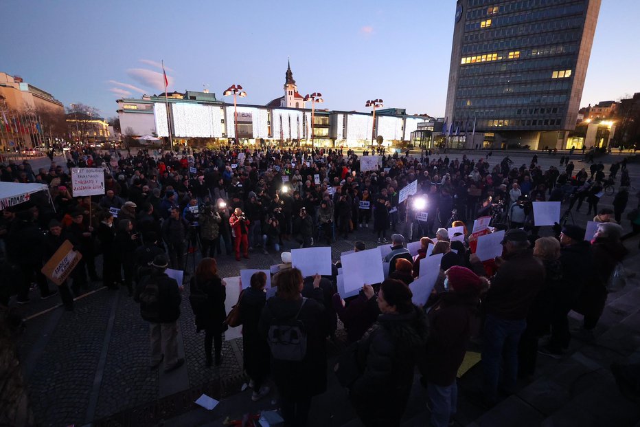 Fotografija: V Ljubljani se je zbralo okoli tisoč protestnikov. Fotografije: Črt Piksi
