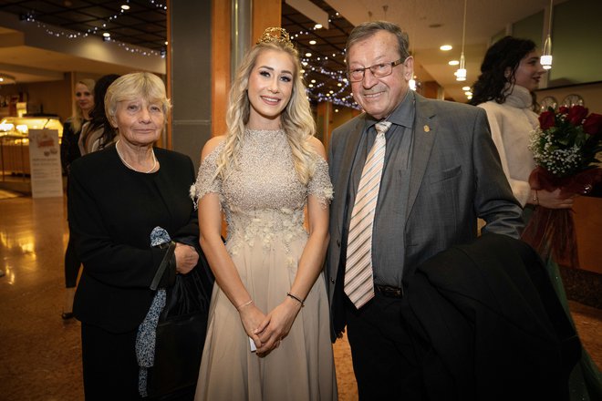 Ena najlepših slovenskih vinskih kraljic, Mariborčanka Ana Protner, je prišla v družbi dedka in babice, Jožeta in Silve Protner iz hiše Joannes. FOTOGRAFIJE: MP PRODUKCIJA/PIGAC.SI
